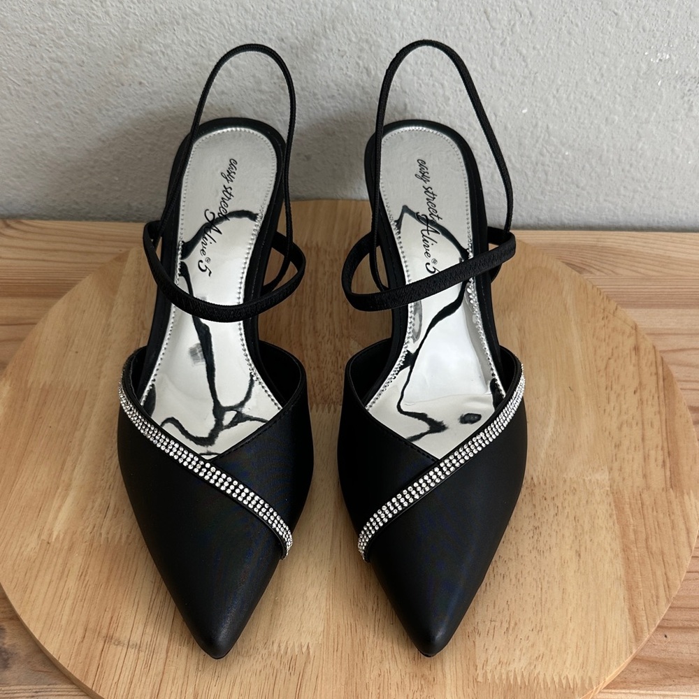 Easy Street Unna Womens Pointed Closed Toe Kitten Heel Pumps